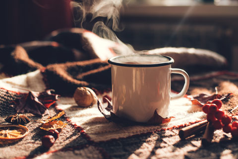 Kaffee und Tee und heiße Schokolade