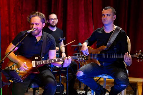 Männerband beim Gig im Kultur-Cafe